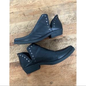 💥Seven ankle booties with studs.